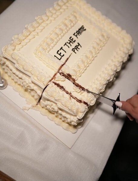 Məşhur aktirsa 42 yaşını qeyd etdi: Tortun üzərində yazılanlar diqqət çəkdi - FOTO