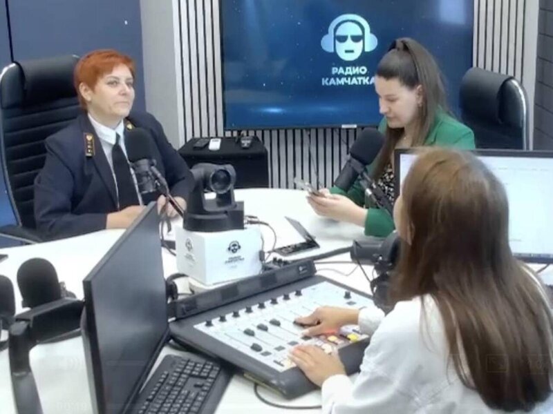 Canlı yayım vaxtı zəlzələ oldu - Aparıcılar studiyadan belə qaçdılar - VİDEO