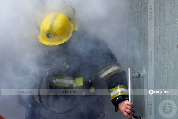 Qaxda birmərtəbəli ev yanıb