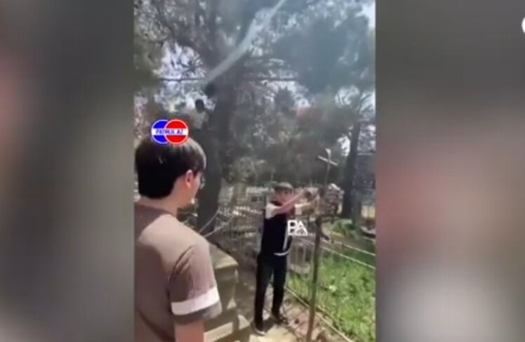 Qəbiristanlığı əyləncə mərkəzi ilə səhv salan "KÖRPƏLƏR" - VİDEO