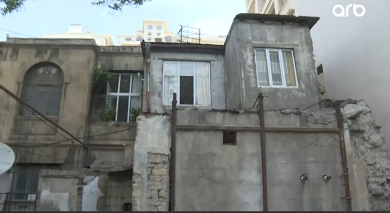 1885-ci ildə tikilən binanın sakinləri: "Qorxa-qorxa gedib-gəlirik ki, bu dəqiqə başımıza uçacaq" - VİDEO