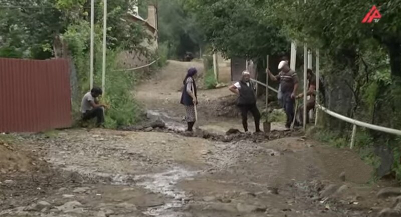 Kəndə yol çəkilir, kəndin mollası isə İCAZƏ VERMİR - VİDEO