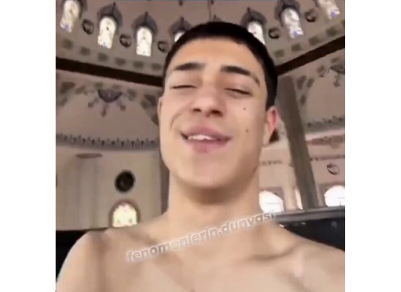 Məsciddə qalmaqallı GÖRÜNTÜ: Yarıçılpaq hald VİDEO çəkdi