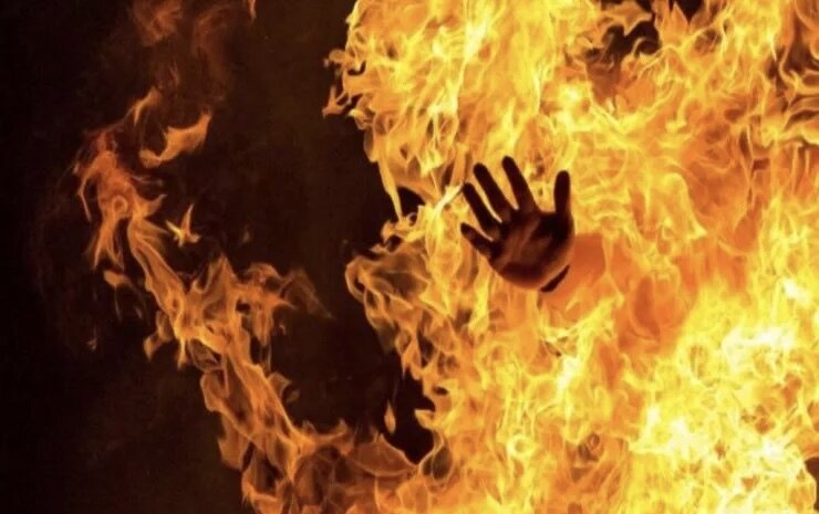 Şəmkirdə DƏHŞƏT: anasını öldürüb özünü yandırdı