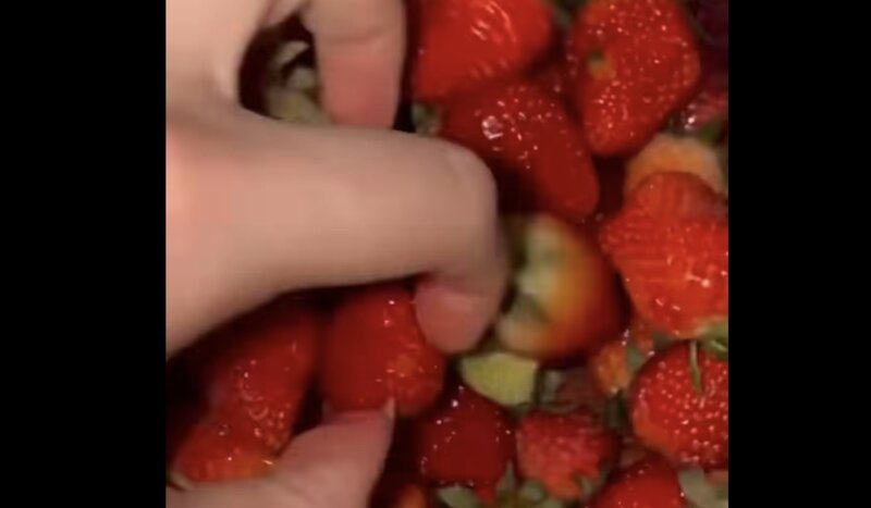 Bazardan aldığı çiyələklər çürük çıxdı: vətəndaşın etirazı gündəm oldu - VİDEO