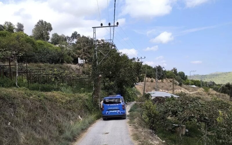 Elektrik cərəyanına düşən gənc xəstəxanaya aparılarkən qəzada öldü