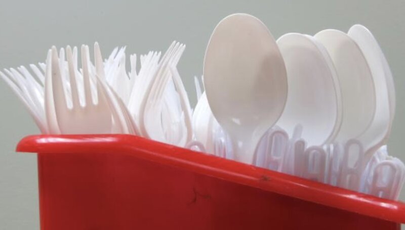 İngiltərədə birdəfəlik plastik çəngəl, bıçaq, boşqablara qadağa qoyulmağa başlayır