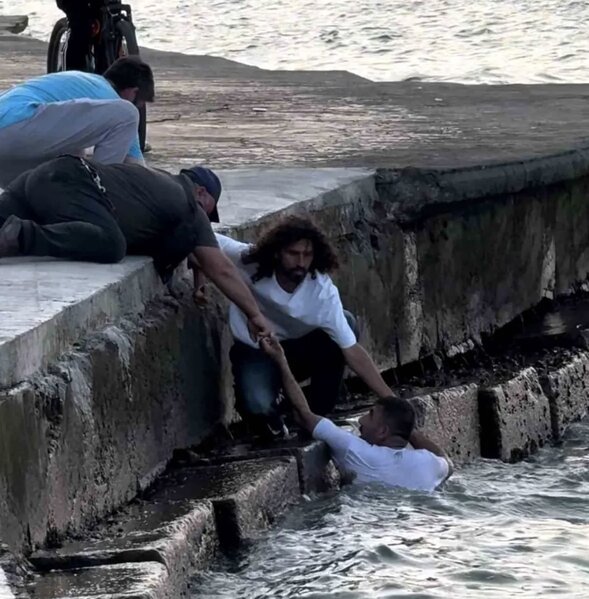 Samsunda qeyri-adi hadisə: polisə tabe olmayan şəxs dənizə tullandı