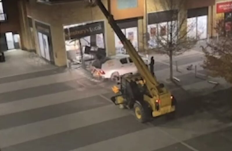 Oğrular yük maşını ilə bankomatı oğurladı