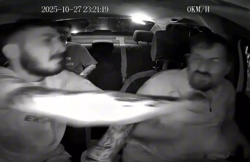 Sərnişin taksi sürücüsünə hücum etdi - VİDEO