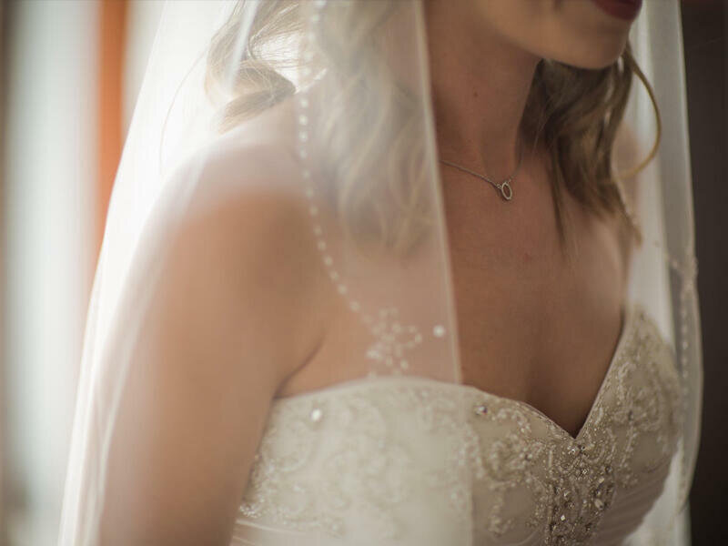 Toyda qızın açıq-saçıq gəlinliyi müzakirə yaratdı - VİDEO