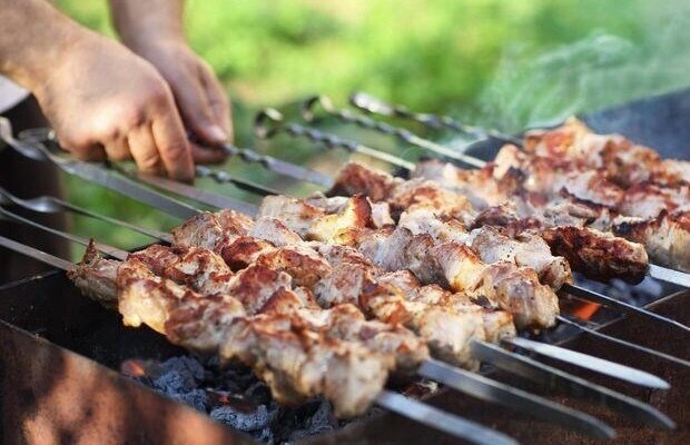 Bayram günü kabab bişirmək istədilər - Xəstəxanalıq oldular