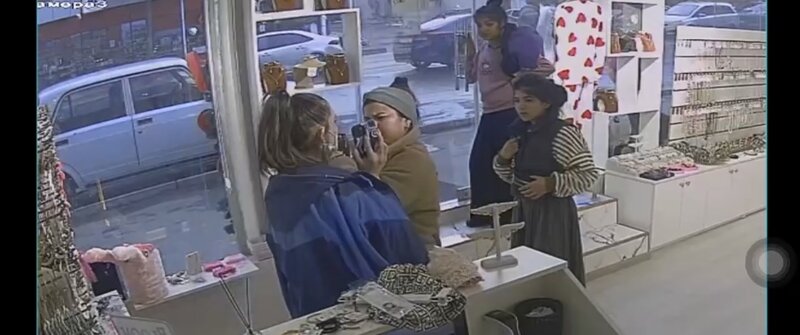 Bakıda qaraçılar mağazadan oğurluq edib, satıcını döydülər - ÖZƏL XƏBƏR