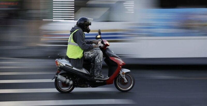 Moped idarə edənlərin diqqətinə: Yeni qaydalar qüvvəyə mindi