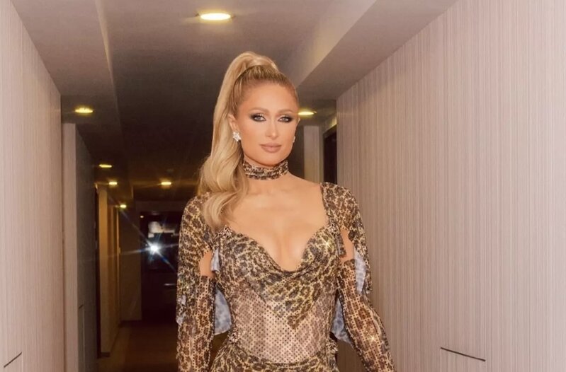 Dünyaca məşhur Paris Hilton türkiyəli müğənni Haticeni izləməyə başladı