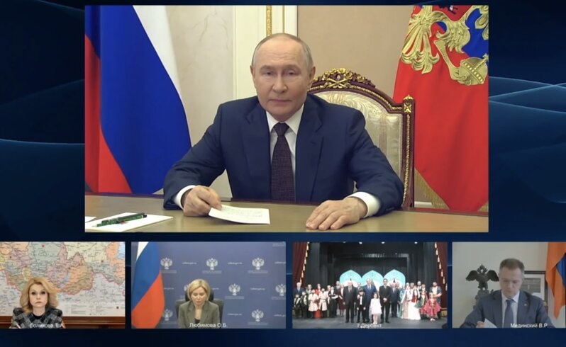 Putin Dərbənddəki Azərbaycan Musiqili Dram Teatrının açılışında çıxış etdi