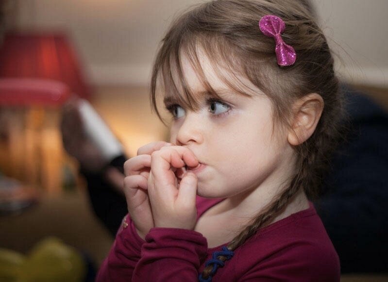 Uşaqlarda dırnaq yemə vərdişi: Səbəblər və həll yolları