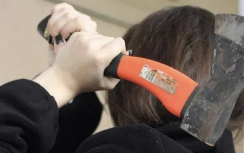 Qubada qadın qohumunu baltaladı