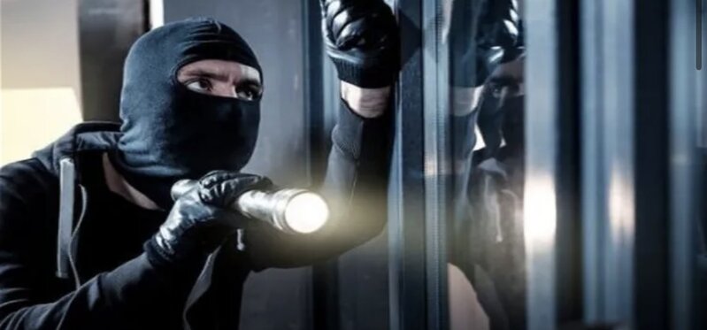 Müdirinin 135 milyon pulunu oğurladı