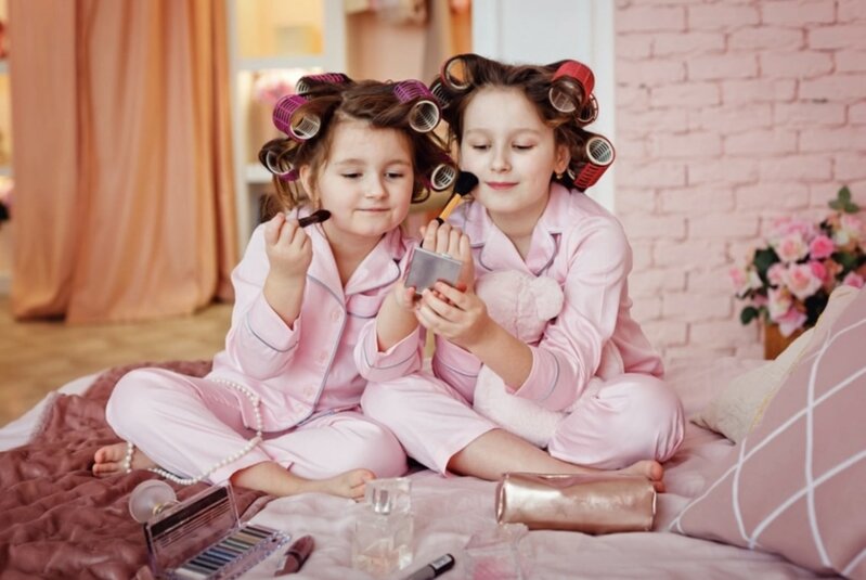 Kiçik qızınız "böyük" makiyajı etmək istəyir? - Rusiyalı mütəxəssis təhlükələrdən danışdı