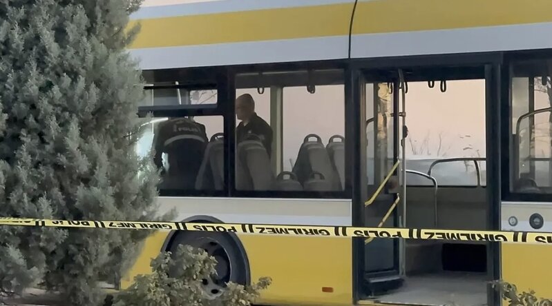 Avtobusda gənc oğlan bıçaqlanaraq qətlə yetirildi – Şübhəli saxlanılıb