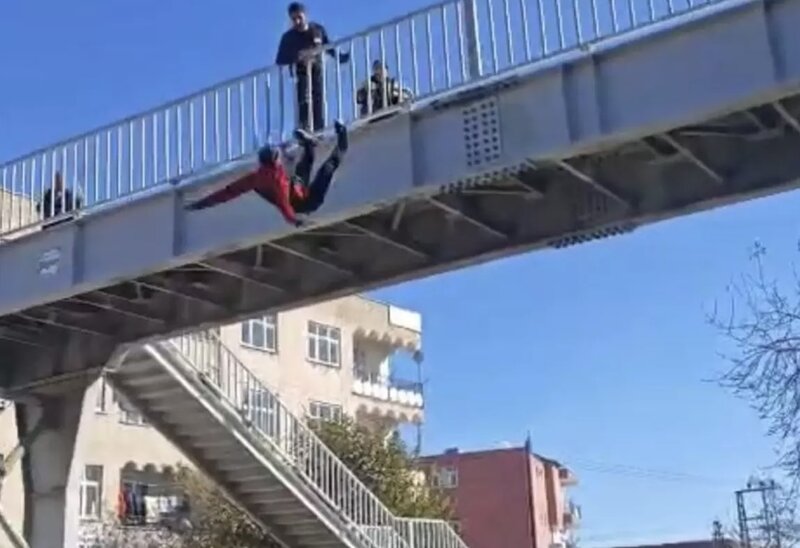 Özünü yolüstü keçiddən atan şəxs görün necə xilas edildi!