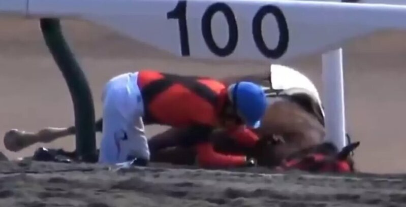 Bir an tərəddüd etmədi: "İnsanlıq hələ ölməyib" dedirdən görüntü - VİDEO