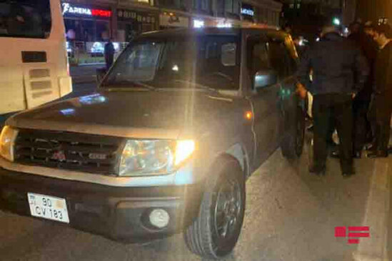 Bakıda külək piyadanı avtomobilin altına atıb - FOTO