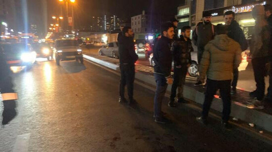Bakıda külək piyadanı avtomobilin altına atıb - FOTO