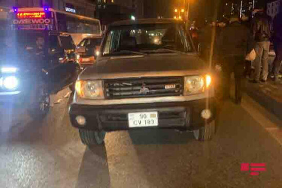 Bakıda külək piyadanı avtomobilin altına atıb - FOTO