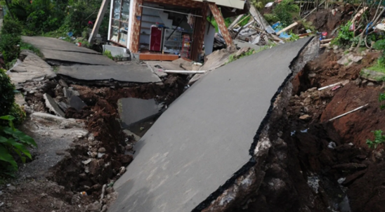 İndoneziyada zəlzələdə uşaq 2 gün sonra dağıntılar altından xilas edilib- VİDEO