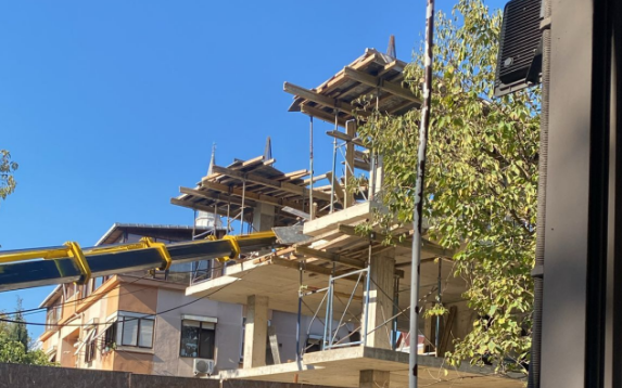 Tikinti sahəsində qorxulu hadisə – Yükqaldıran kran inşaat meydanına aşdı