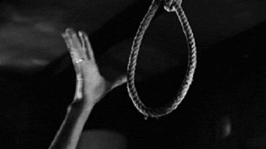 Üç azyaşlı uşağı olan ana intihar etdi