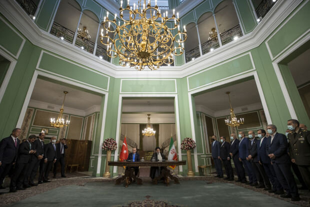 İran və Türkiyə arasında səkkiz sənəd imzalandı