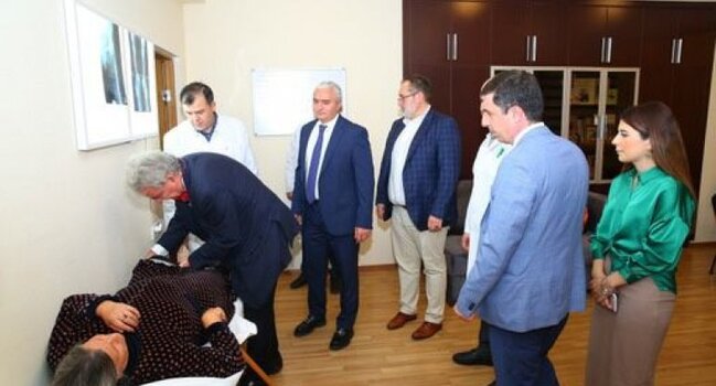 İtaliyalı mütəxəssis tərəfindən ödənişsiz olaraq ağır endoprotez əməliyyatları icra edilib