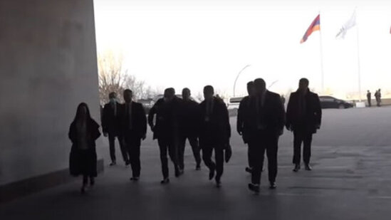 Azərbaycanlı deputatlar İrəvanda belə qorunur - VİDEO