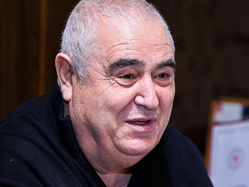 "Pulu stolun üstünə qoydum, dedim ki, nə qədər qızıl varsa, götür"