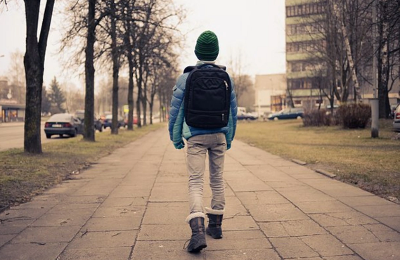 İspaniyada nadir xəstəlikdən əziyyət çəkən uşaq ancaq gün batdıqdan sonra küçəyə çıxa bilir