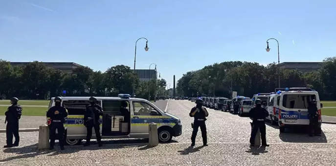 Polis İsrail səfirliyinin qarşısındakı silahlı şəxsi öldürdü