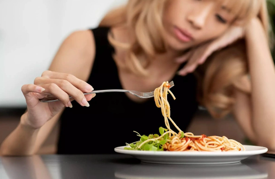 İsti havalarda niyə yemək istəmirik?