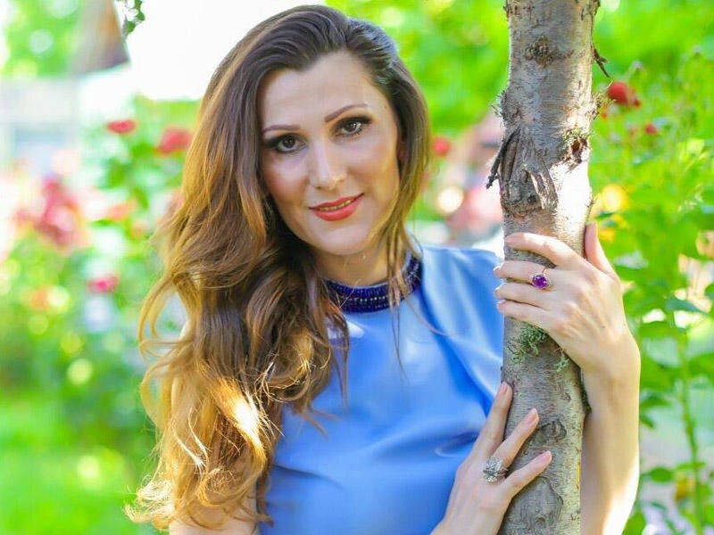 Xalq artisti 1 həftəlik gəlini efirə çıxartdı - GÖRÜN KİM İMİŞ - VİDEO