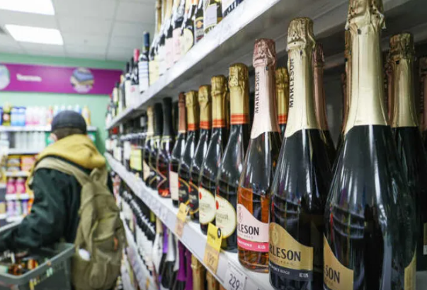 Rusiyada əksəriyyət məcburi ayıq olmalıdır, alkoqol 21 yaşdan yuxarı olanlara satılacaq