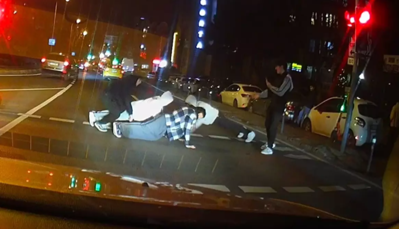 Qırmızı işıqda yola atılıb jim etdilər - VİDEO