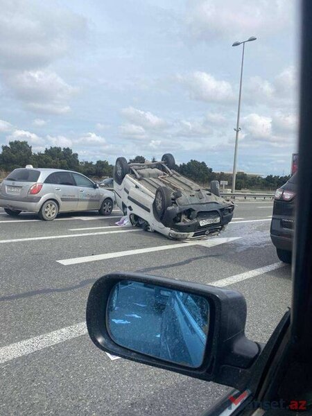 SON DƏQİQƏ: "Aeroport" yolunda dəhşətli QƏZA - MAŞIN AŞDI - YARALILAR VAR- FOTOLAR
