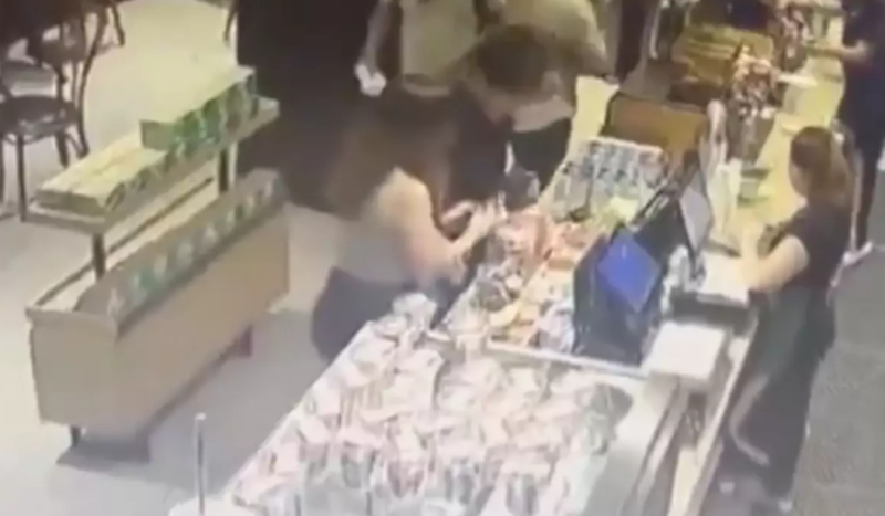 Kafedə hesab ödəmək zarafatının sonu görün necə bitdi - VİDEO