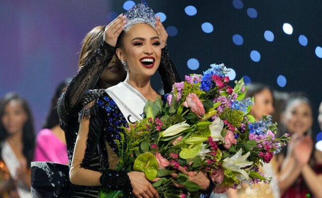 "Kainat gözəli" səhnəyə 2 həftə yuyulmamış saçları ilə çıxıb