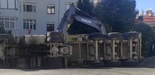 Yük maşını aşdı,sürücü xəsarət aldı