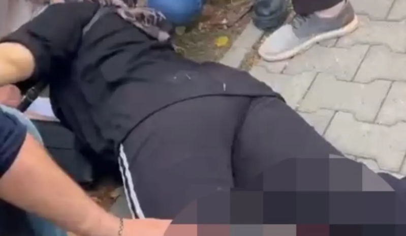 Kişi boşandığı həyat yoldaşını tüfənglə yaralayıb qaçdı - VİDEO