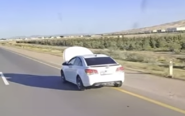 Maşını kapotu açıq şəkildə sürüb təhlükə yaratdı - Video