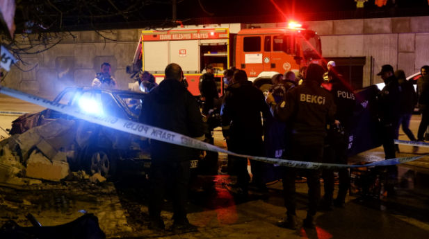 4 gənc qəza edən avtomobildə yanaraq öldü - VİDEO